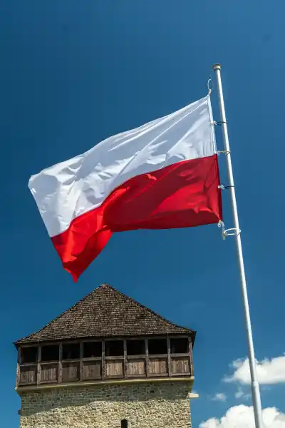 Atrakcja Muszyny flaga na tle wiezy zamku